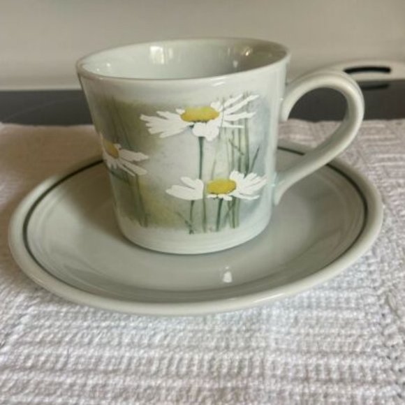 5 Royal Doulton Lambethware Daisyfield LS 1040 Cups and Saucers Vintage - Picture 1 of 6